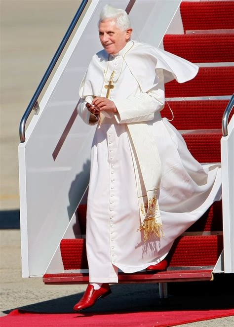 why are popes wearing red shoes